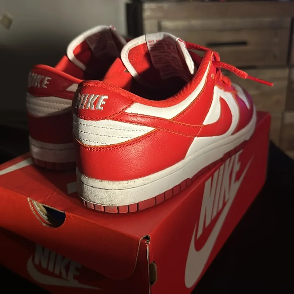 Red Nike dunks - Picture 3 of 5